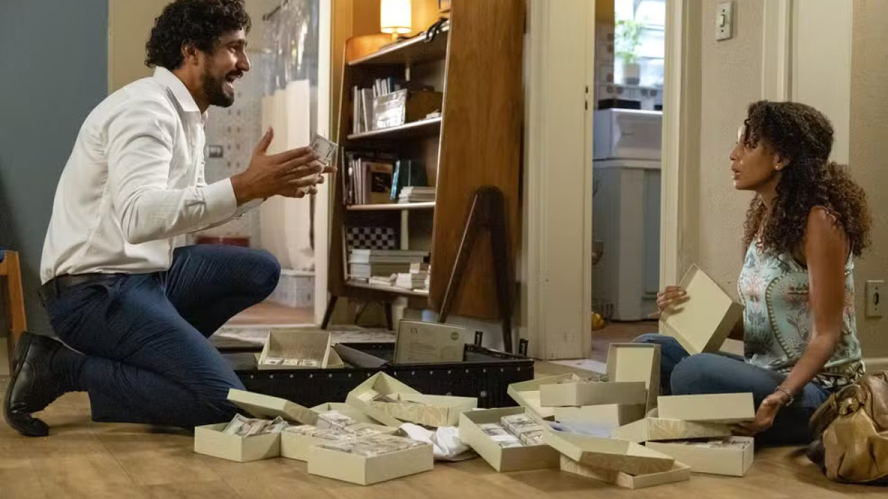 Raquel e Ivan acham os dólares de Marco Aurélio em Vale Tudo