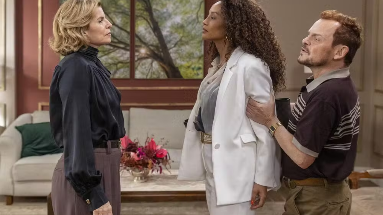 Raquel enfrenta Odete e pede explicações a maquiavélica sobre Valter em Vale Tudo