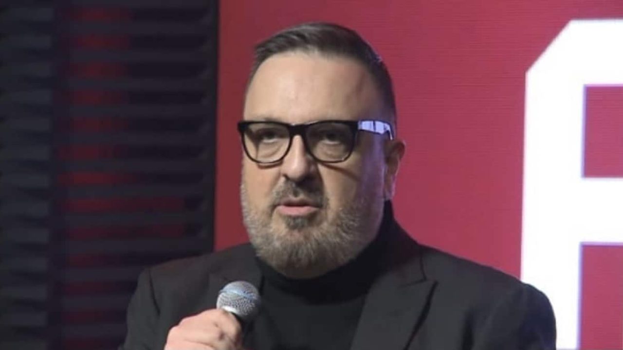 Imagem com foto do diretor Rodrigo Carelli