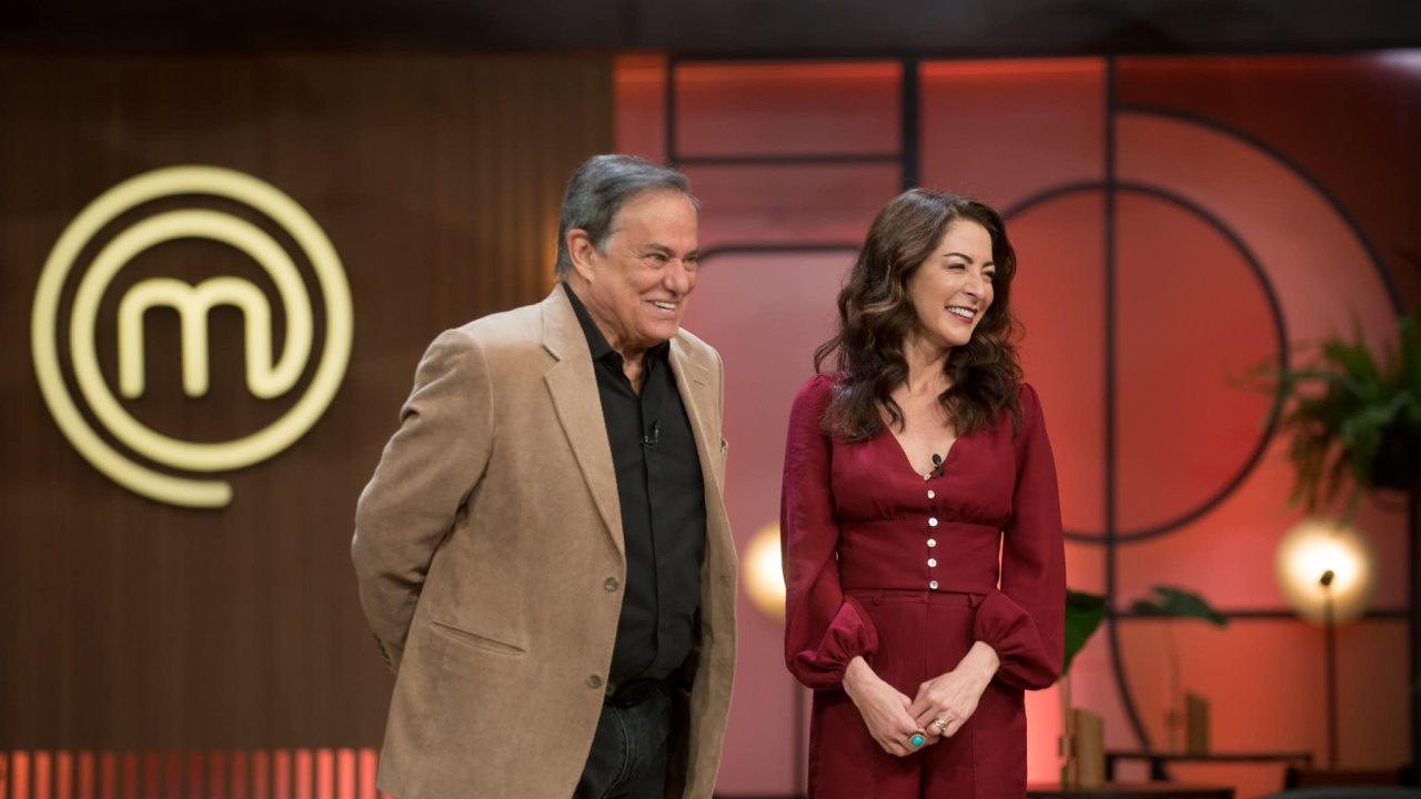 Imagem do apresentador Ronnie Von ao lado de Ana Paula Padrão no palco do MasterChef