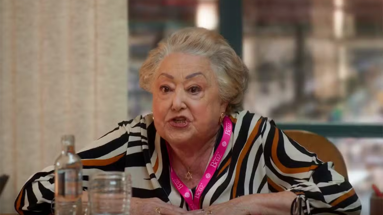 Rosa consegue enfrentar Jaques e o coloca em seu lugar em Dona de Mim