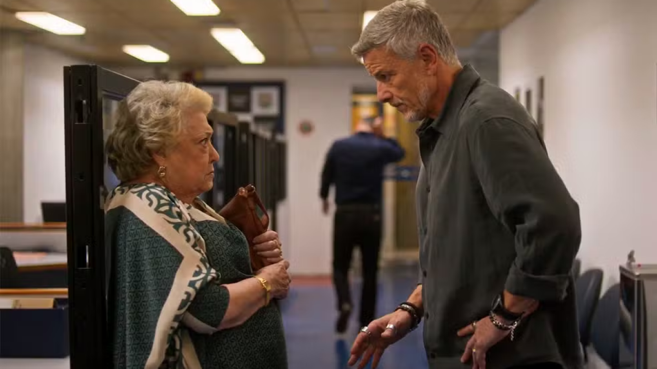 Rosa se perde na rua e é levada para a delegacia em Dona de Mim