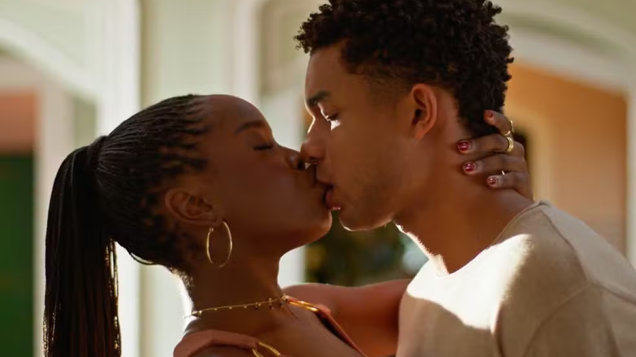 Samuel declama para Leo e ganha um beijo de recompensa em Dona de Mim