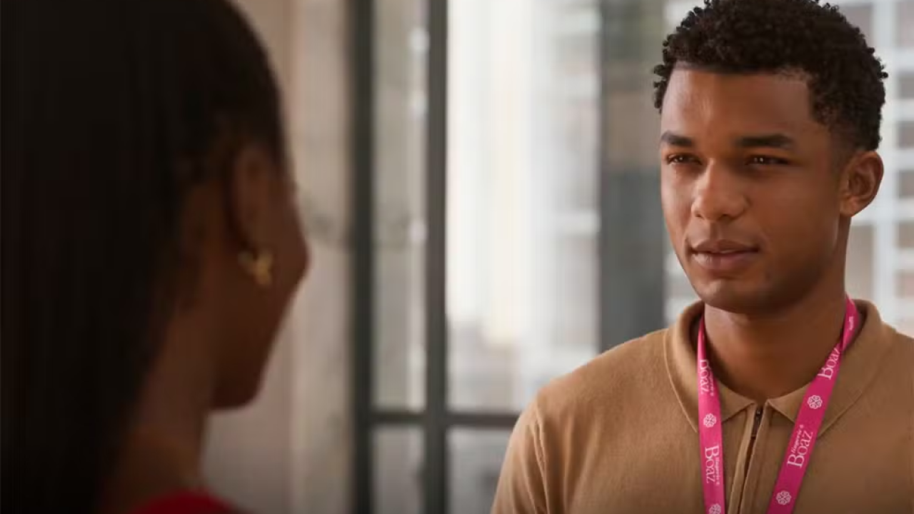 Samuel tenta ajudar Leona com Abel, mas o pai não aceita em Dona de Mim