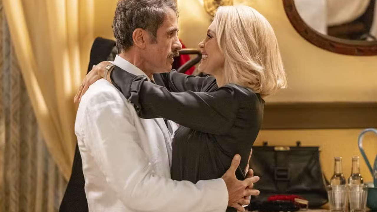 Sandra e Ernesto tem reencontro extremamente caloroso em Êta Mundo Melhor!