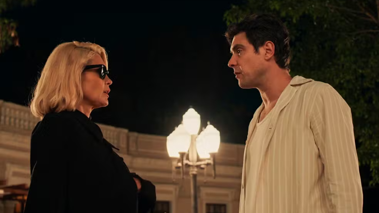 Sandra tenta matar Candinho, mas Dita é quem recebe a bala em Êta Mundo Melhor!