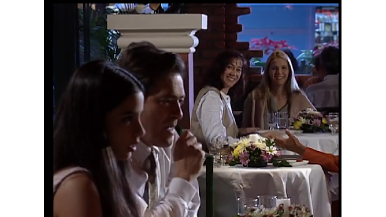 Sheila e Tânia irão jantar no mesmo restaurante que Daniel e Bianca estão comemorando o seu namoro em História de Amor