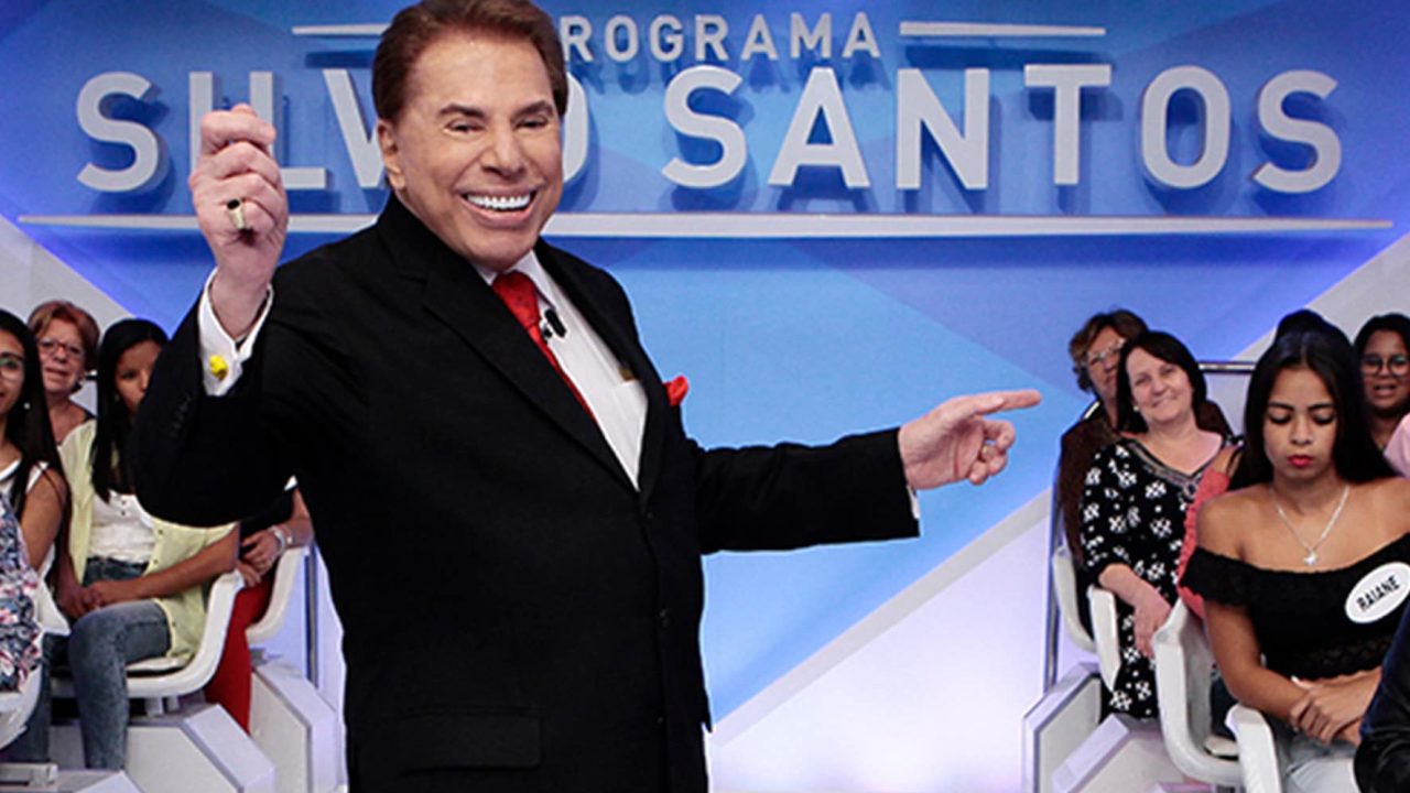 Imagem com foto de Silvio Santos no palco do Programa Silvio Santos no SBT