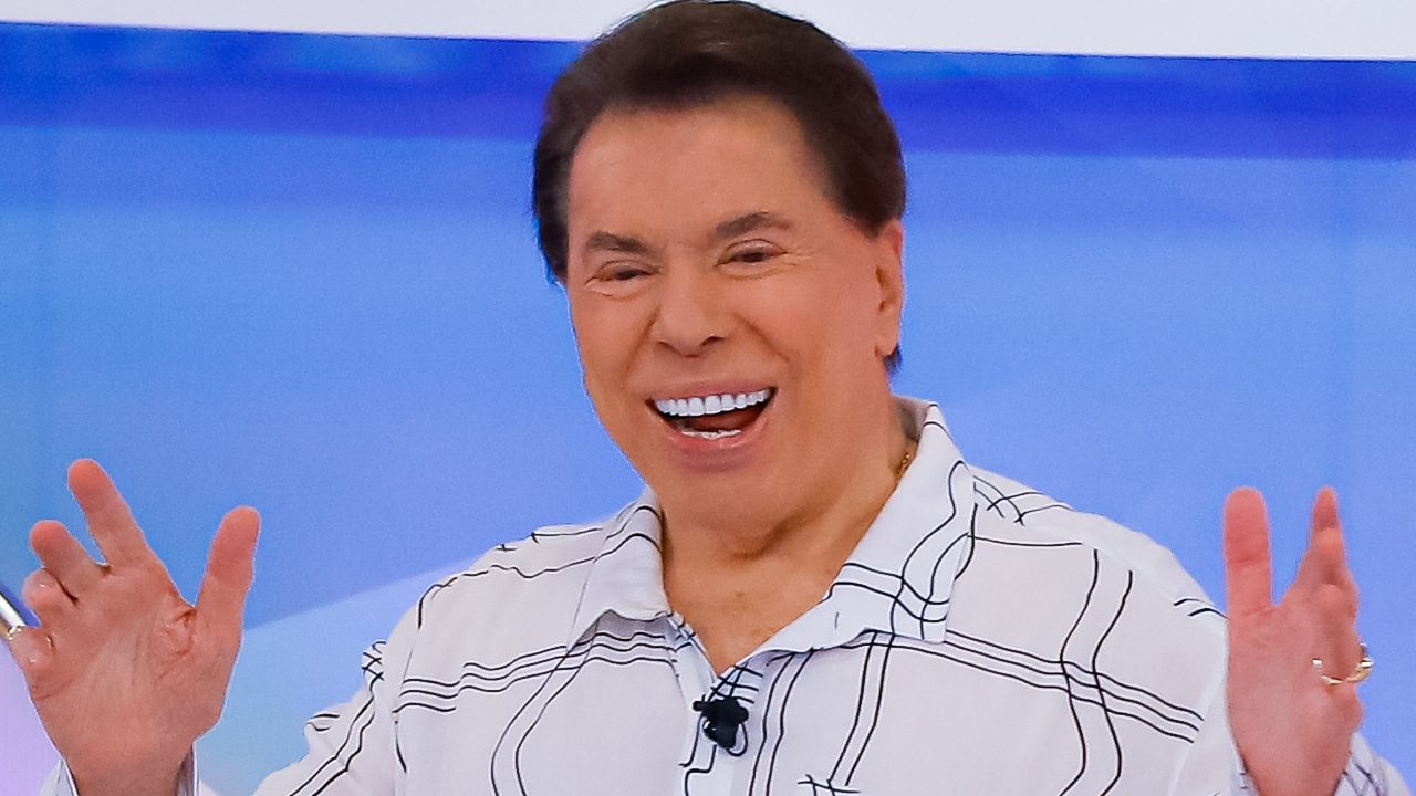 Imagem com foto de Silvio Santos vestido de pijama