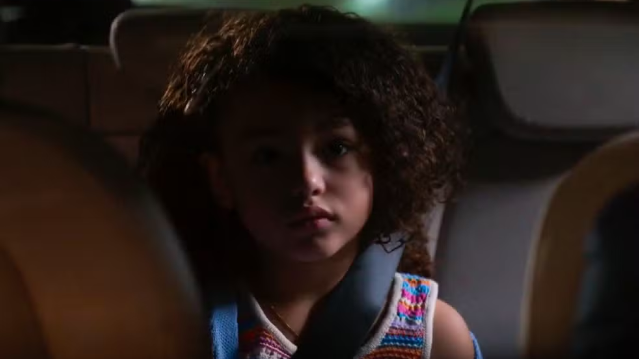 Sofia não aguenta mais esperar a vinda de Abel e dorme no carro de Vanderson em Dona de Mim