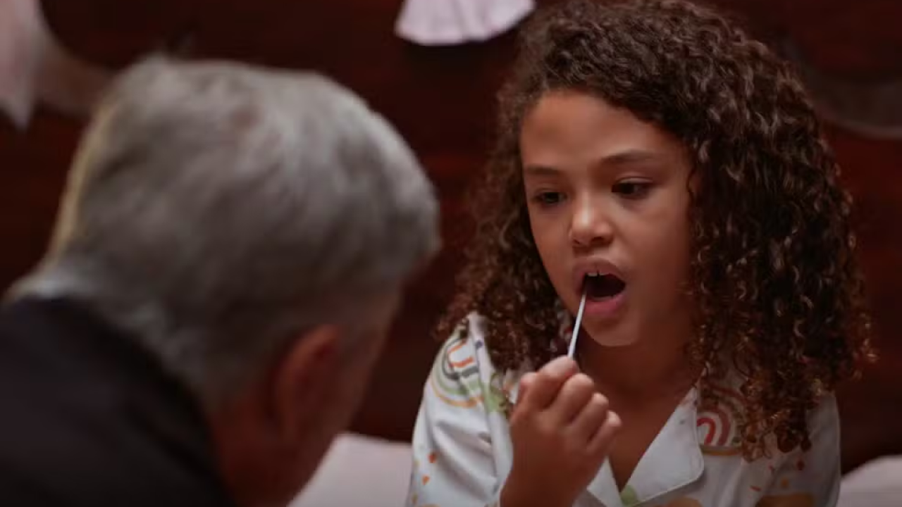 Sofia passa o cotonete em sua bochecha para fazer o exame de DNA em Dona de Mim