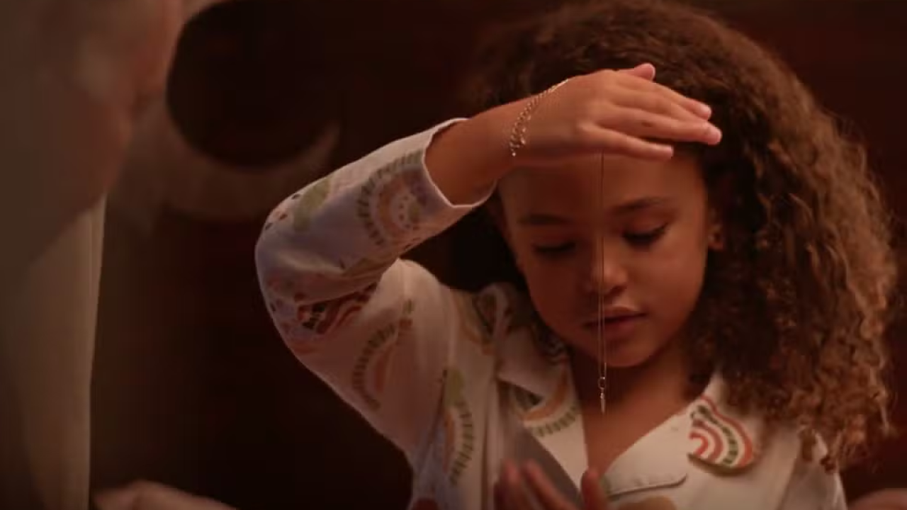 Sofia recebe a medalhinha que era de sua mãe em Dona de Mim