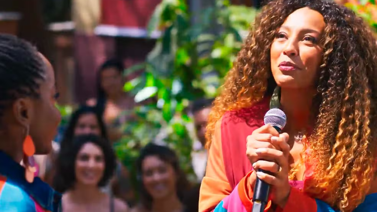 Sol chega atrasada ao evento de Leo em Dona de Mim