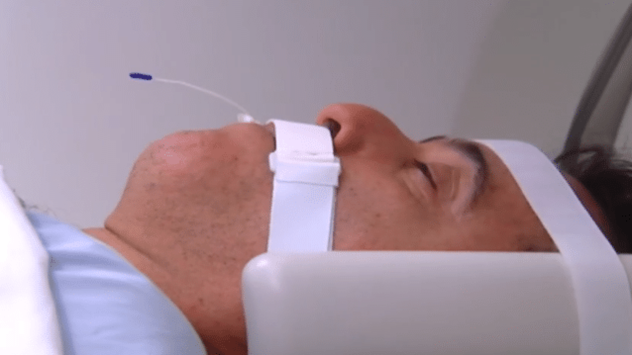 Teo entra em coma e César decide fazer uma cirurgia de emergência em Mulheres Apaixonadas