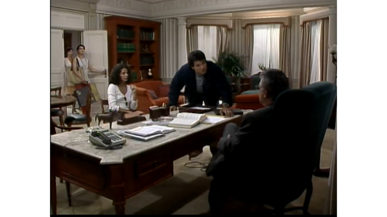 Téo tenta envolver Otávio em uma mentira para enganar Diná em A Viagem