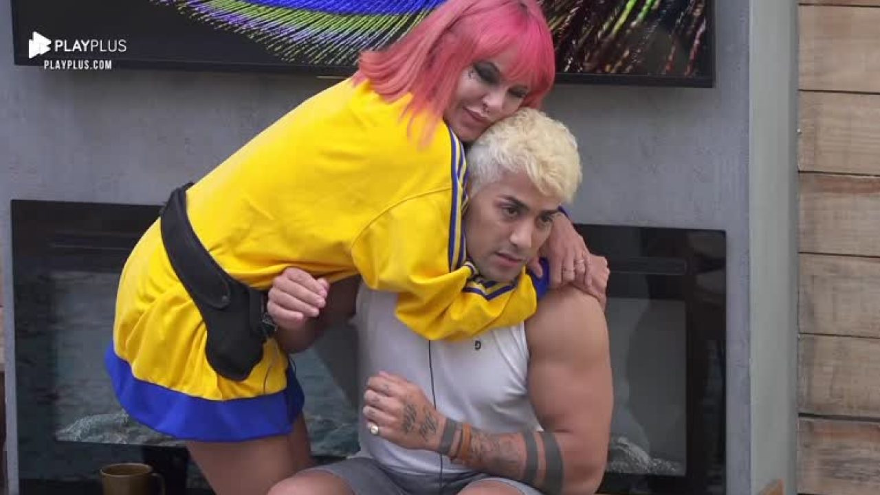 Imagem do cantor Tiago Piquilo rejeitando carinho de Valentina Francavilla