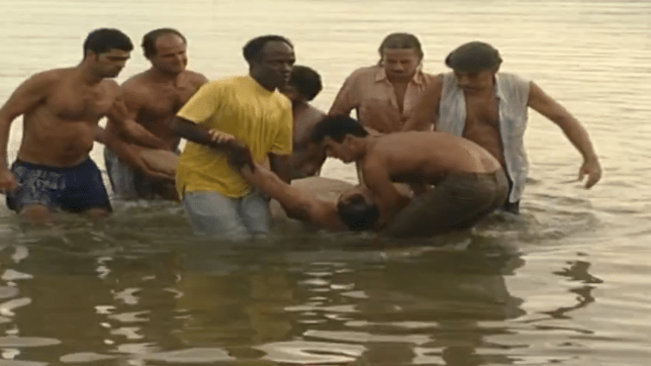 Tito descobre que Donato foi o responsável pelo afundamento do barco de Floriano e conta aos pescadores que se revoltam em Mulheres de Areia