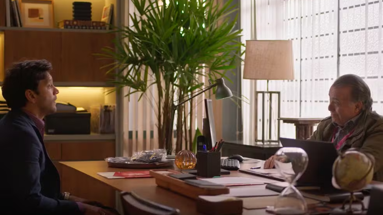 Vanderson cobra de Abel o motivo de terem lhe mentido sobre Ellen em Dona de Mim