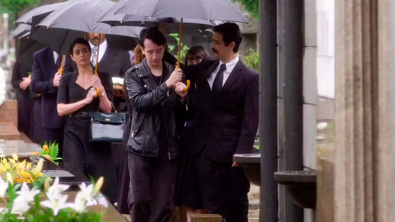 Vários amigos comparecem no enterro de Zélia em Garota do Momento