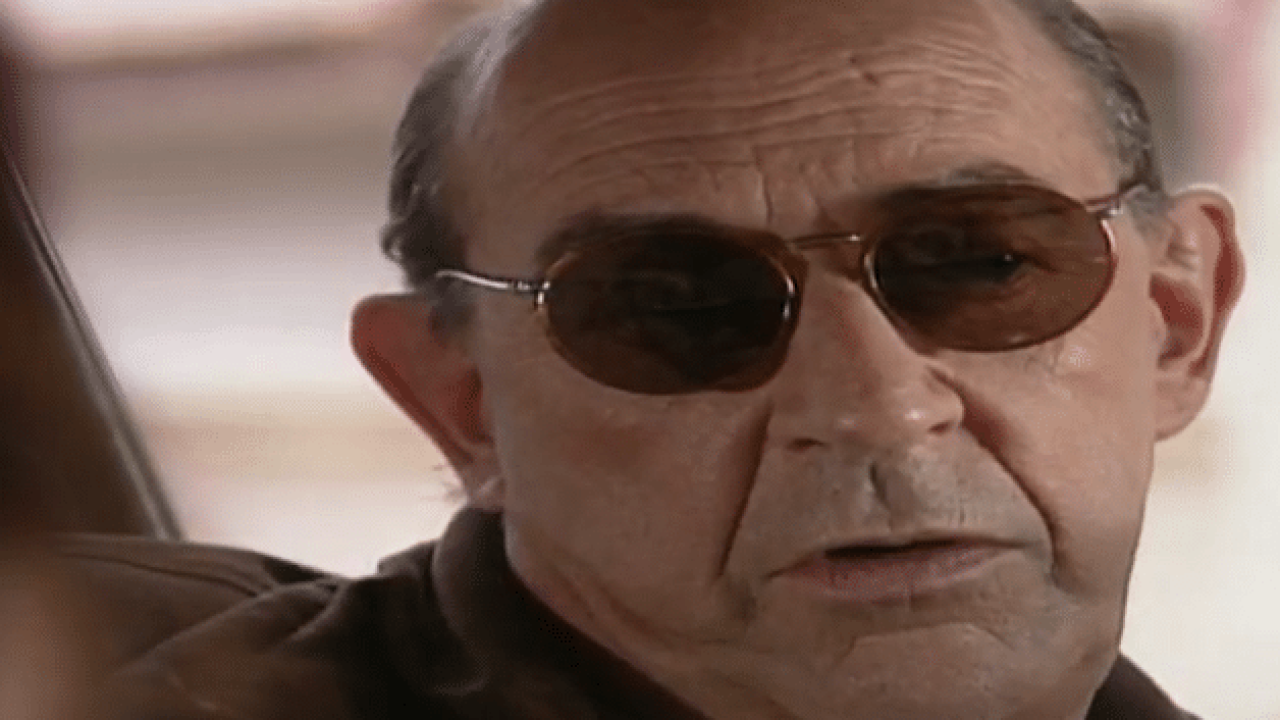 Virgílio contrata os serviços de Raquel para acabar com o namoro de Ruth e Marcos em Mulheres de Areia