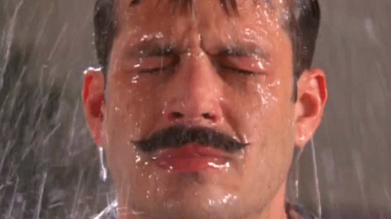 Vitório tenta fazer as pazes com Olívia e reúne os pensionistas para lhe fazer uma serenata em Alma Gêmea