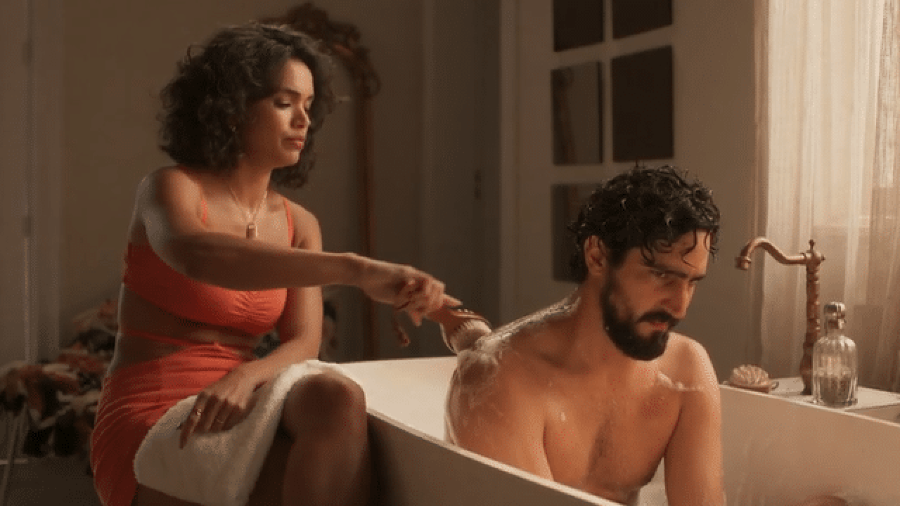 Xaviera sente dó de Tertulinho e escuta todas as suas lamúrias em Mar do Sertão