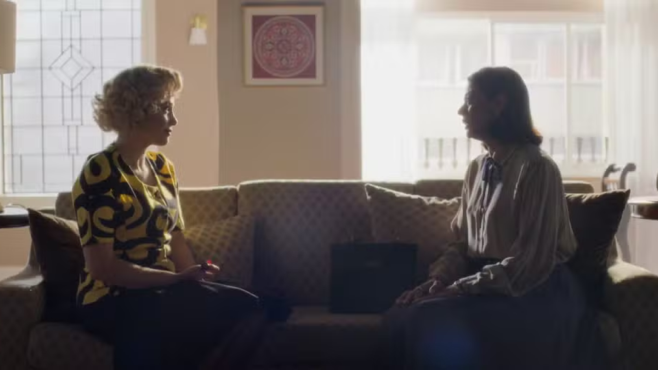 Zélia agradece a Clarice por colocá-la de novo em contato com sua vingança em Garota do Momento