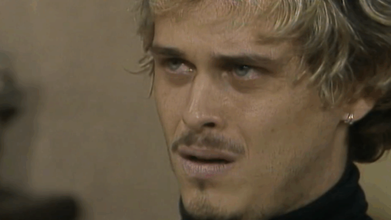 Personagem Alexandre com expressão séria e olhar fixo em cena da novela A Viagem da TV Globo