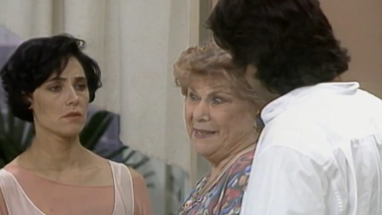 Maroca conversa com Diná e Alberto demonstrando tristeza em cena da novela A Viagem da TV Globo