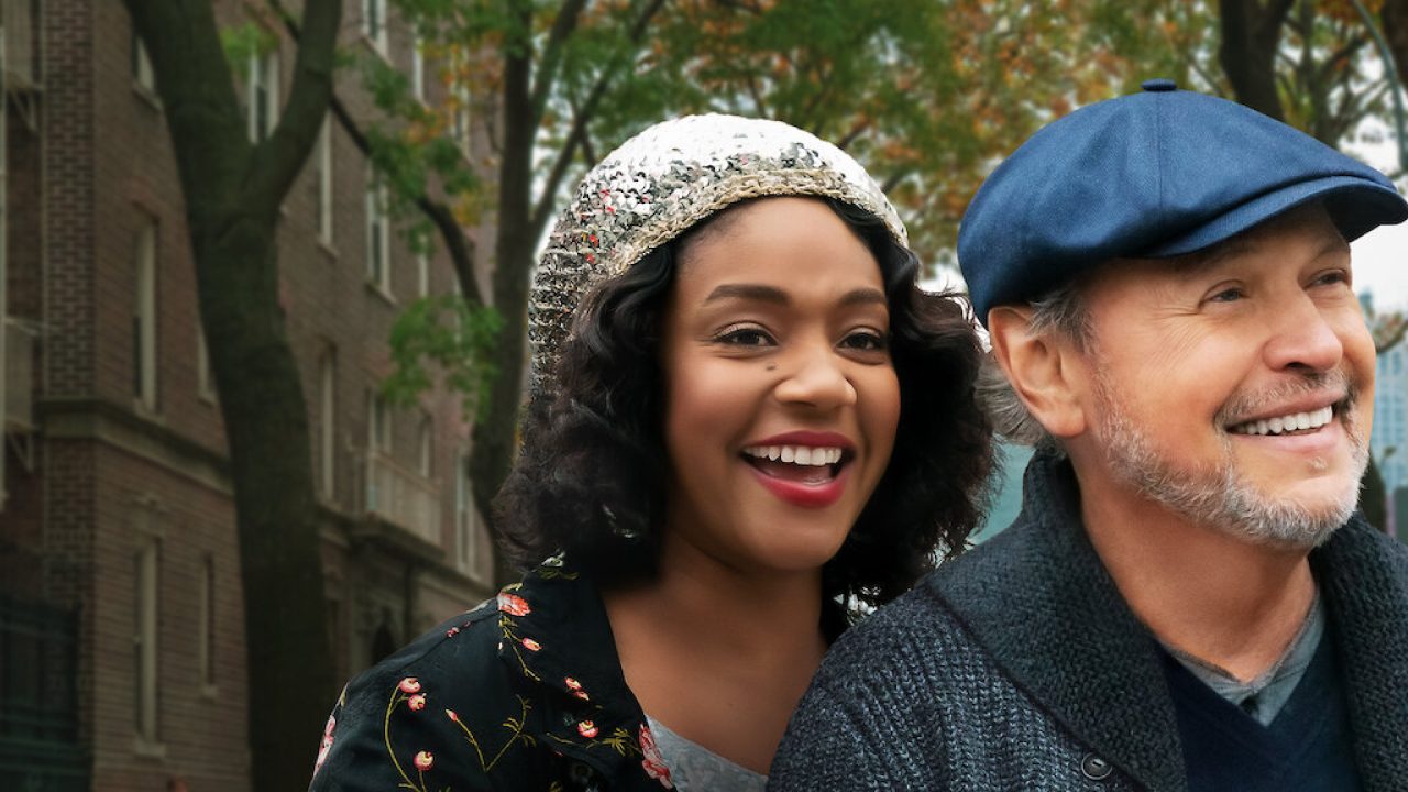 Foto o filme A Vida é Agora, trama protagonizada por Penn Badgley, Billy Crystal, Tiffany Haddish, Alex Brightman