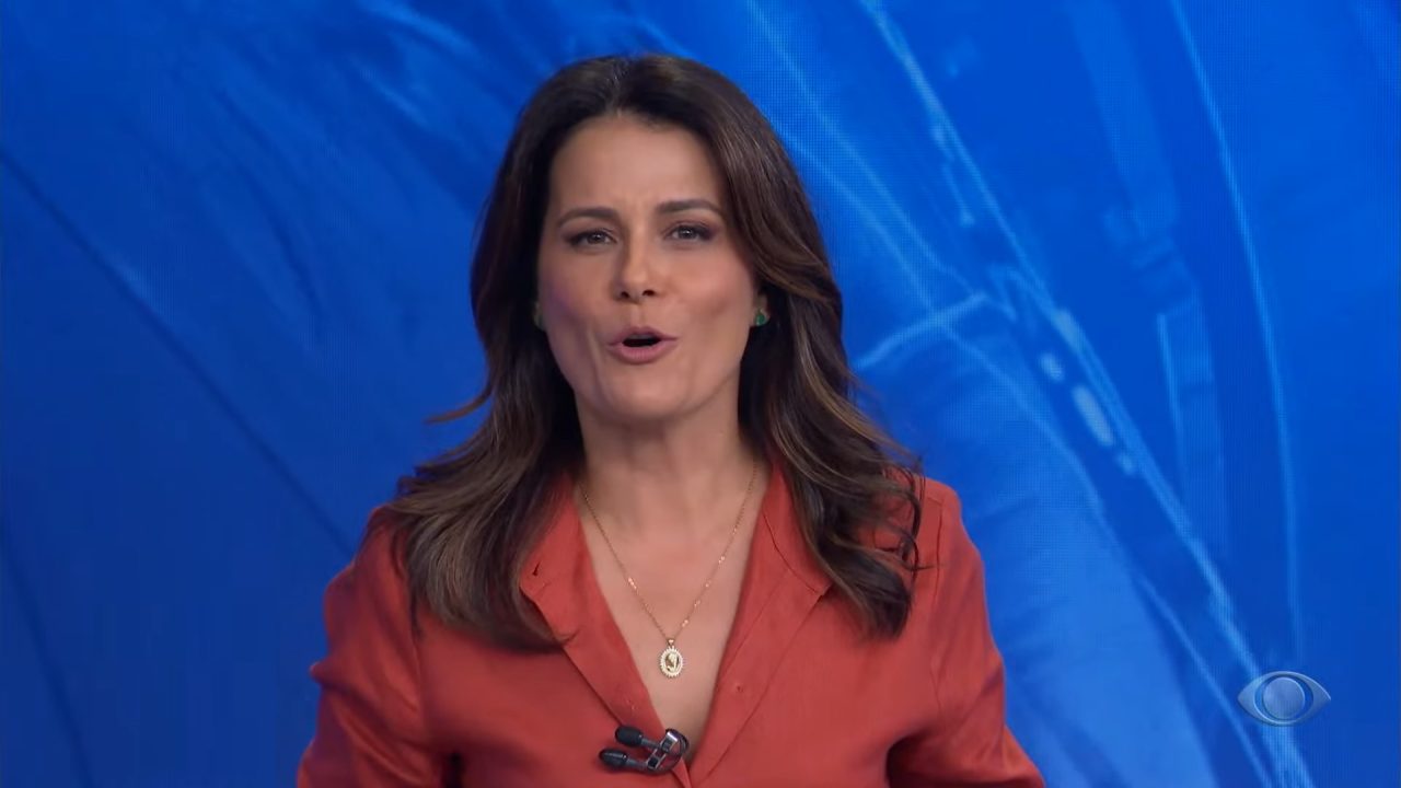 Foto de Adriana Araújo na bancada do Jornal da Band em 2025