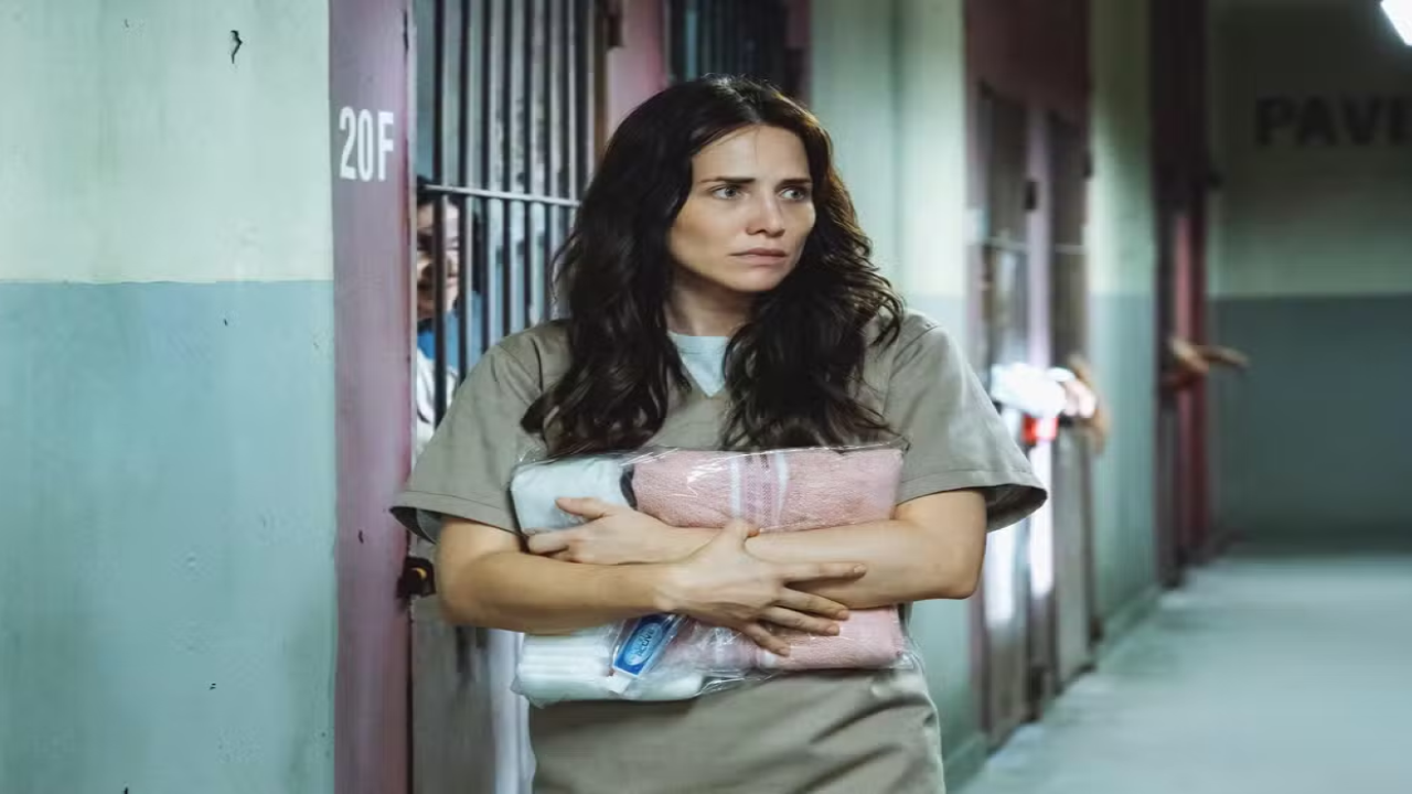 Adriana cai na armadilha de Pilar e é presa em Quem Ama Cuida