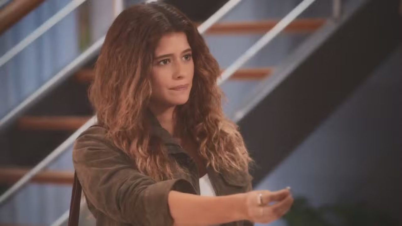 Agrado descobre que Eduarda contou o seu segredo para Naiane em Coração Acelerado