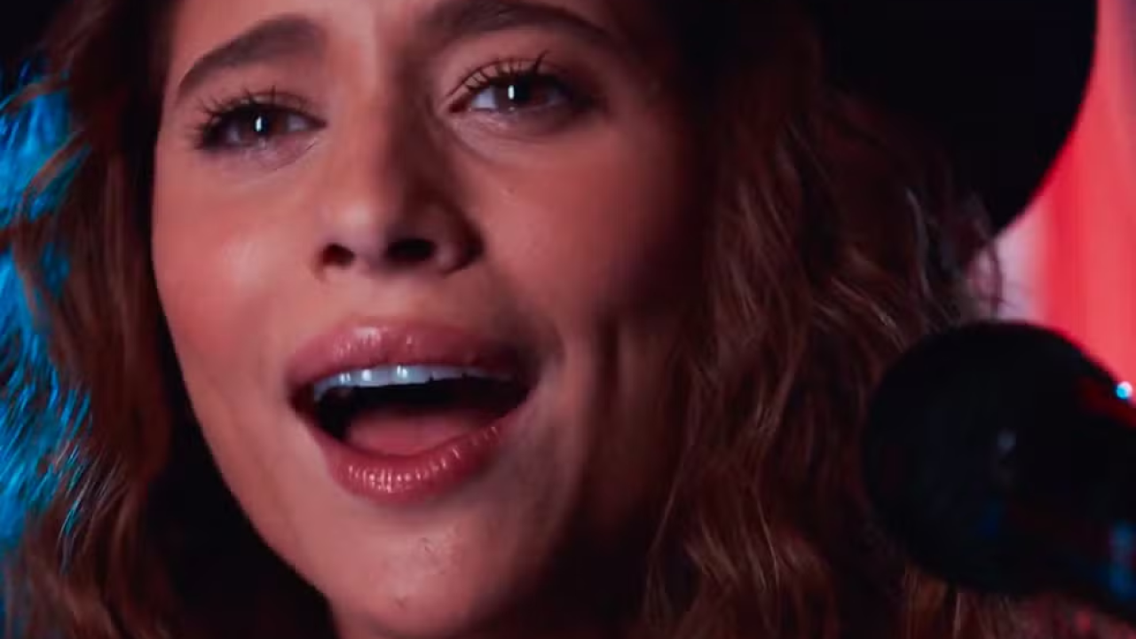 Agrado é assediada por um rapaz e se desvencilha dele em Coração Acelerado