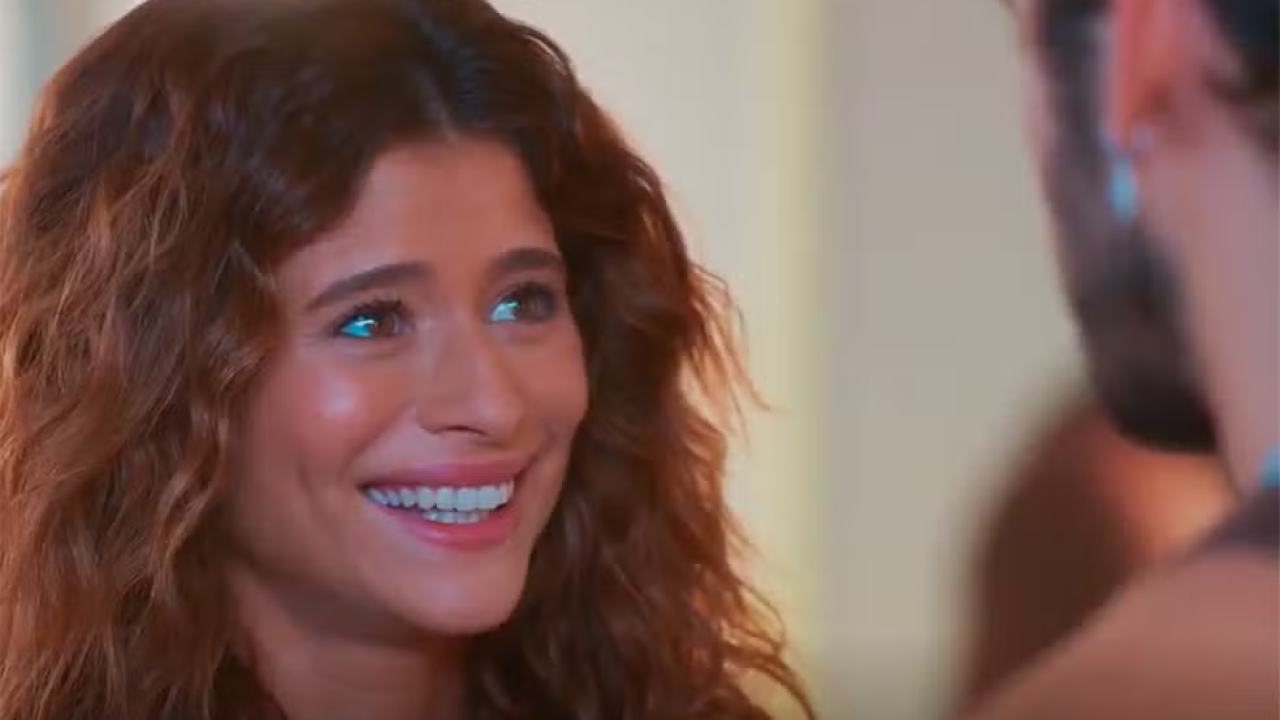 Agrado ouve a sua música tocar no rádio pela primeira vez em Coração Acelerado