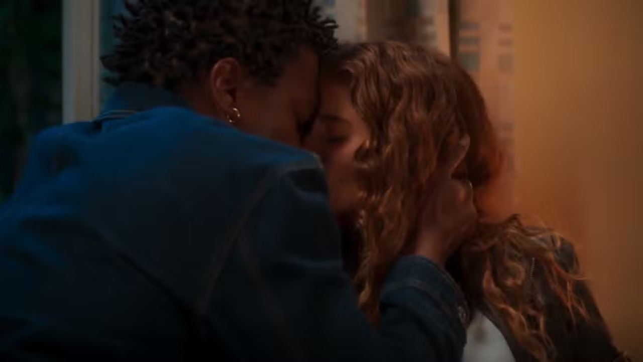 Agrado tem crise de ciúmes de Leandro e resolve dar uma chance ao rapaz em Coração Acelerado