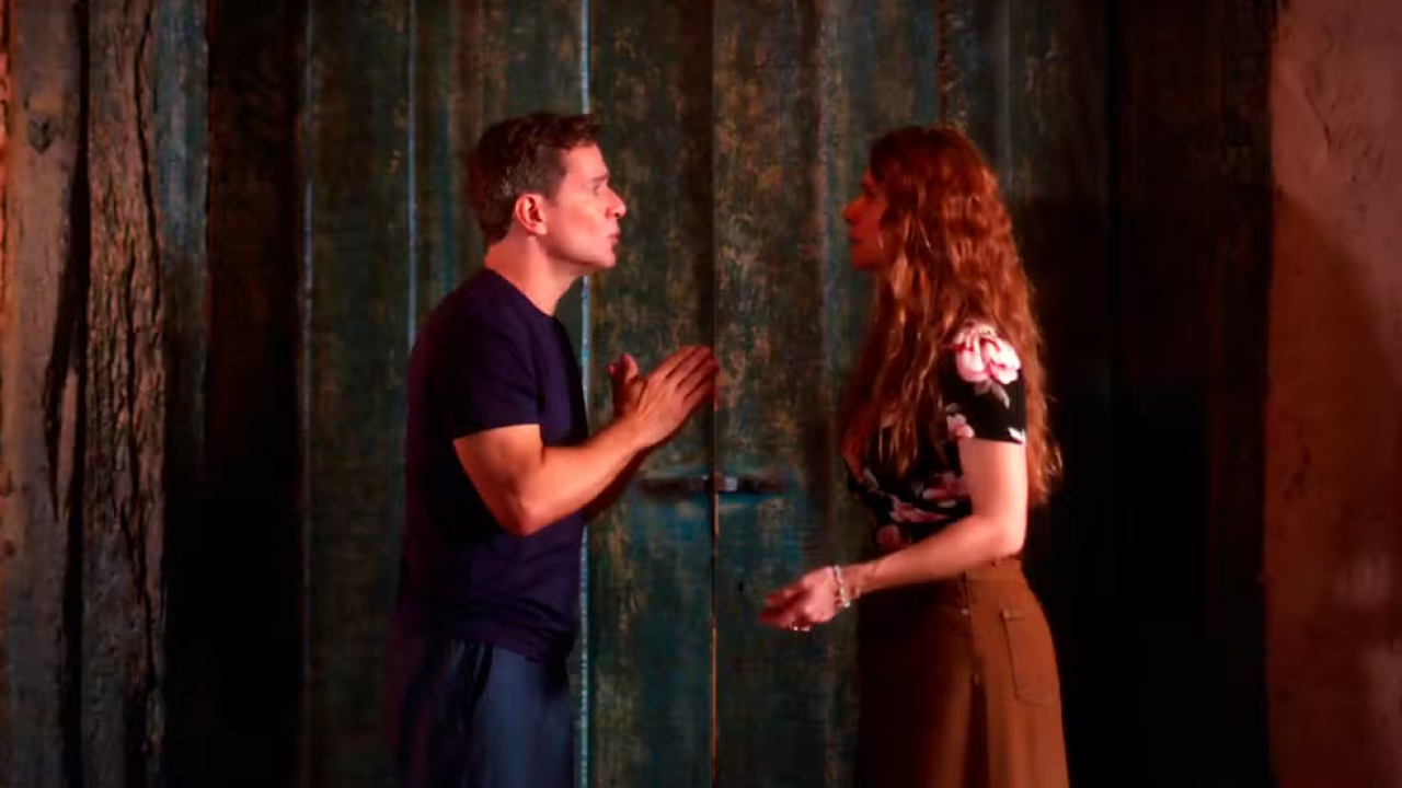 Ajudado por alguém misterioso, Alaorzinho se recorda do flagra de Janete com Jean Carlos em Coração Acelerado