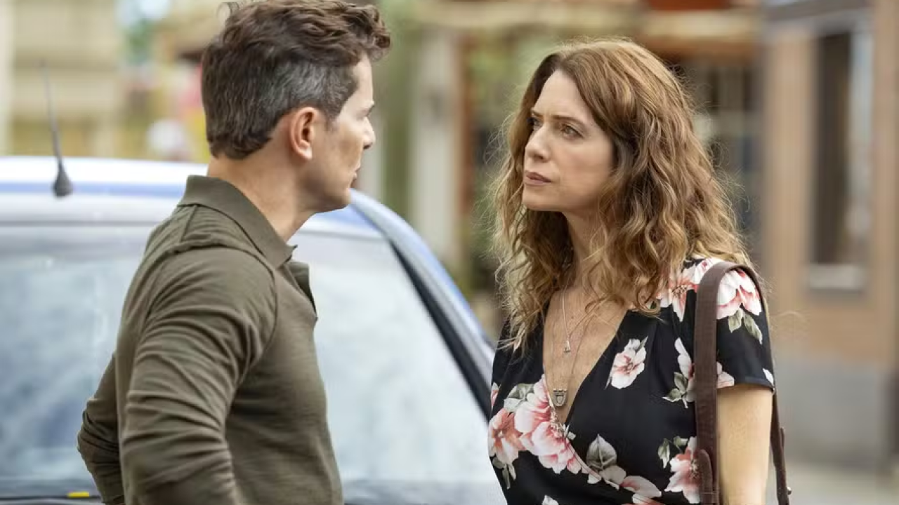 Alaorzinho se incomoda ao ver Janete com Palhares Leite em Coração Acelerado