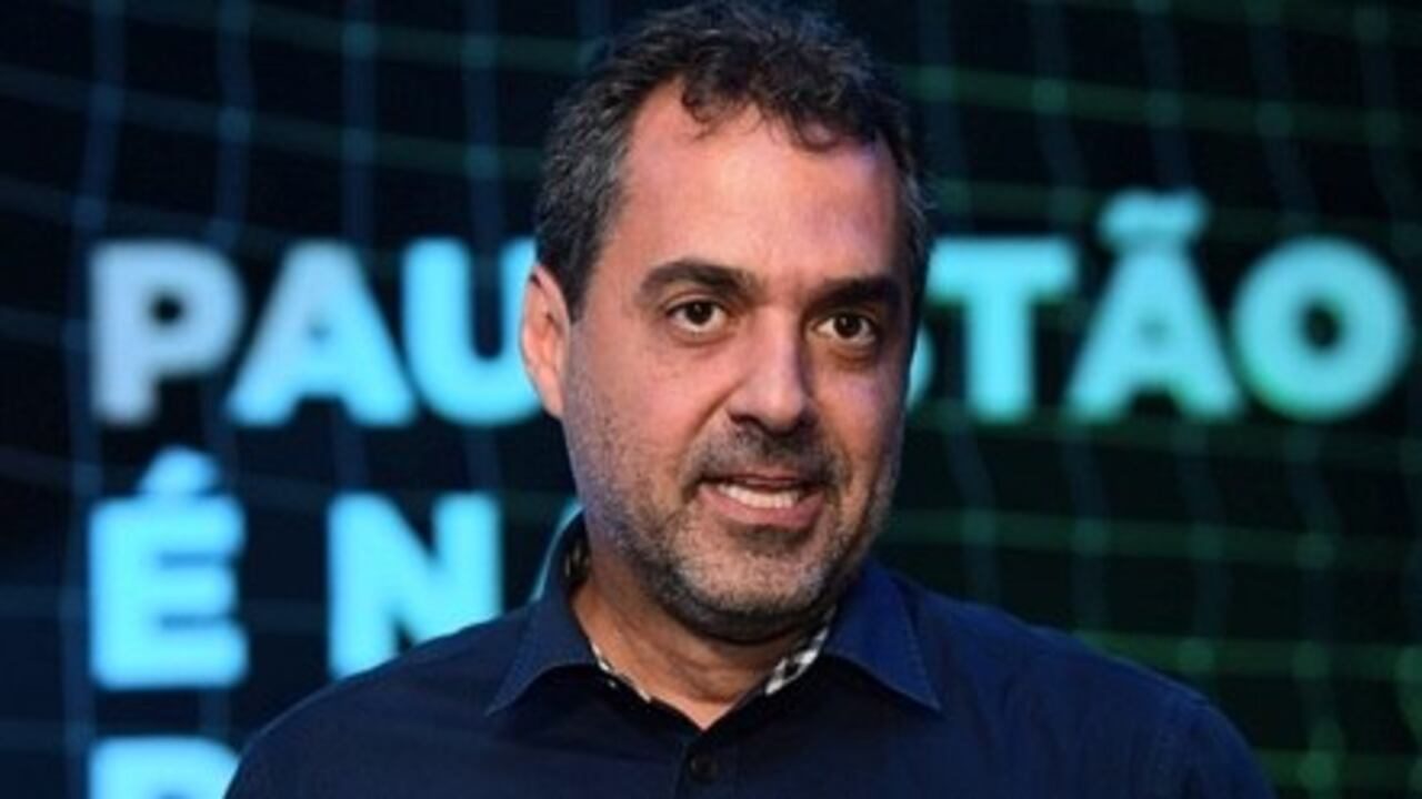 Alarico Naves em frente a painel com letras luminosas durante evento da área comercial da Record