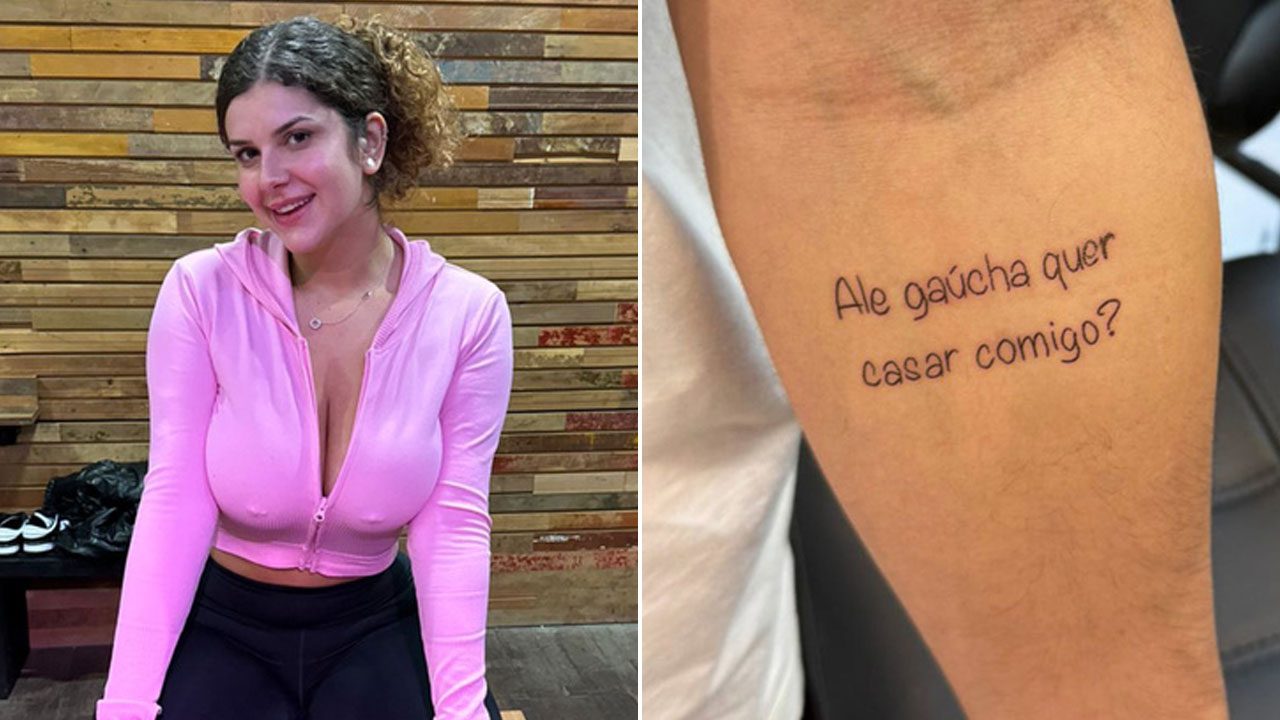 Alê Gaúcha com blusa rosa e calça preta ao lado de tatuagem com a frase Ale Gaúcha quer casar comigo