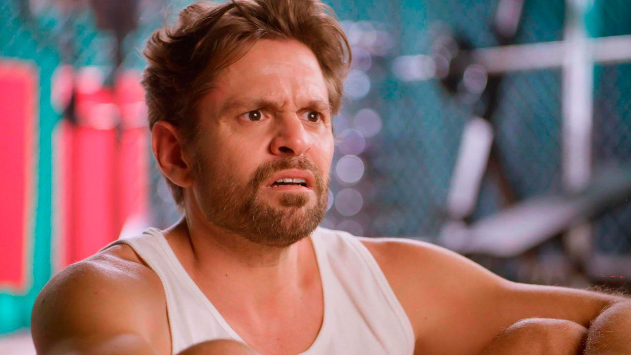 Alejandro Claveaux como Carlos no especial Falas de Orgulho, em cena na academia