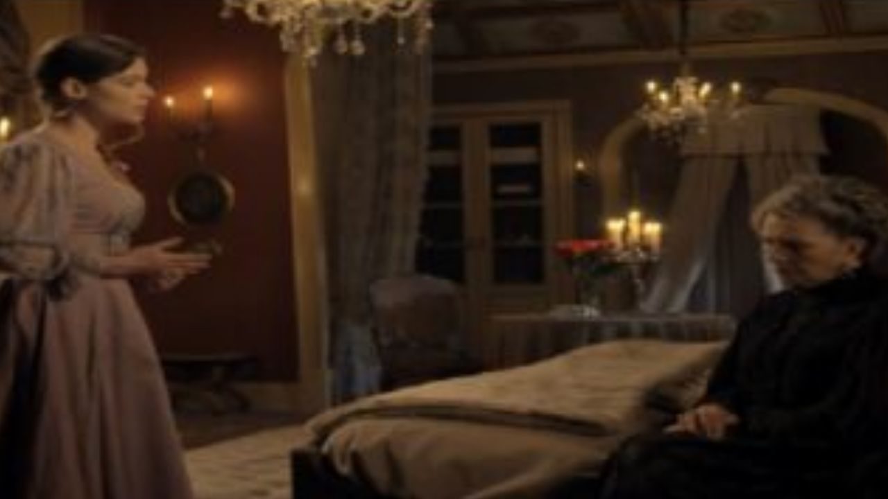 Emília e Lívia conversam em quarto iluminado por velas em cena da novela Além do Tempo