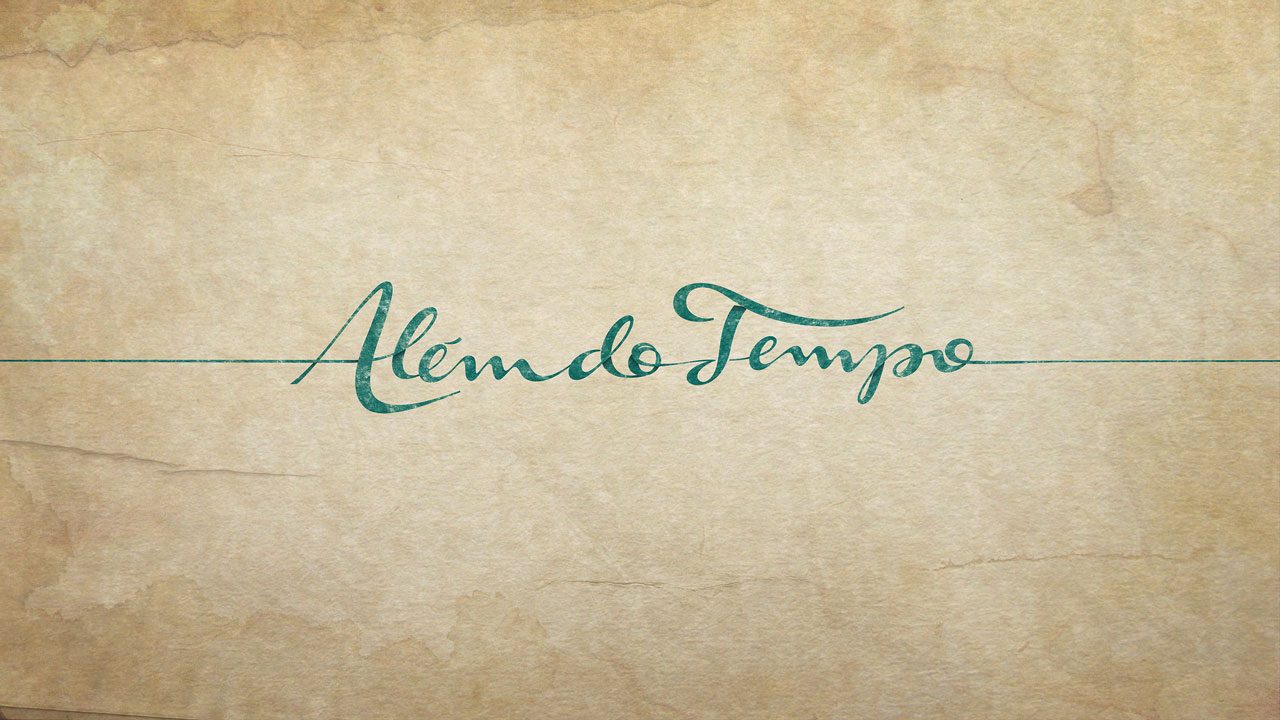 Logo da novela Além do Tempo com letras cursivas verdes centralizadas sobre fundo bege envelhecido