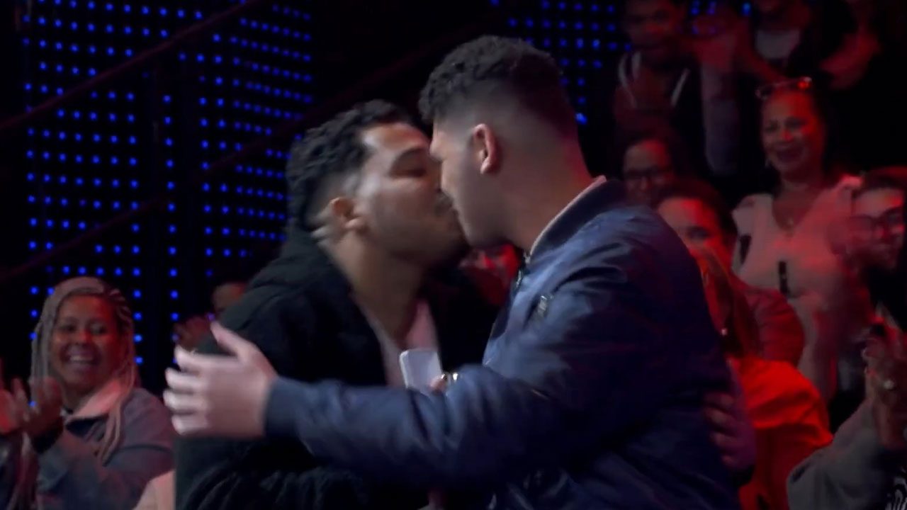 Alexandre e Lucas se beijam na plateia durante participação no Domingão com Huck