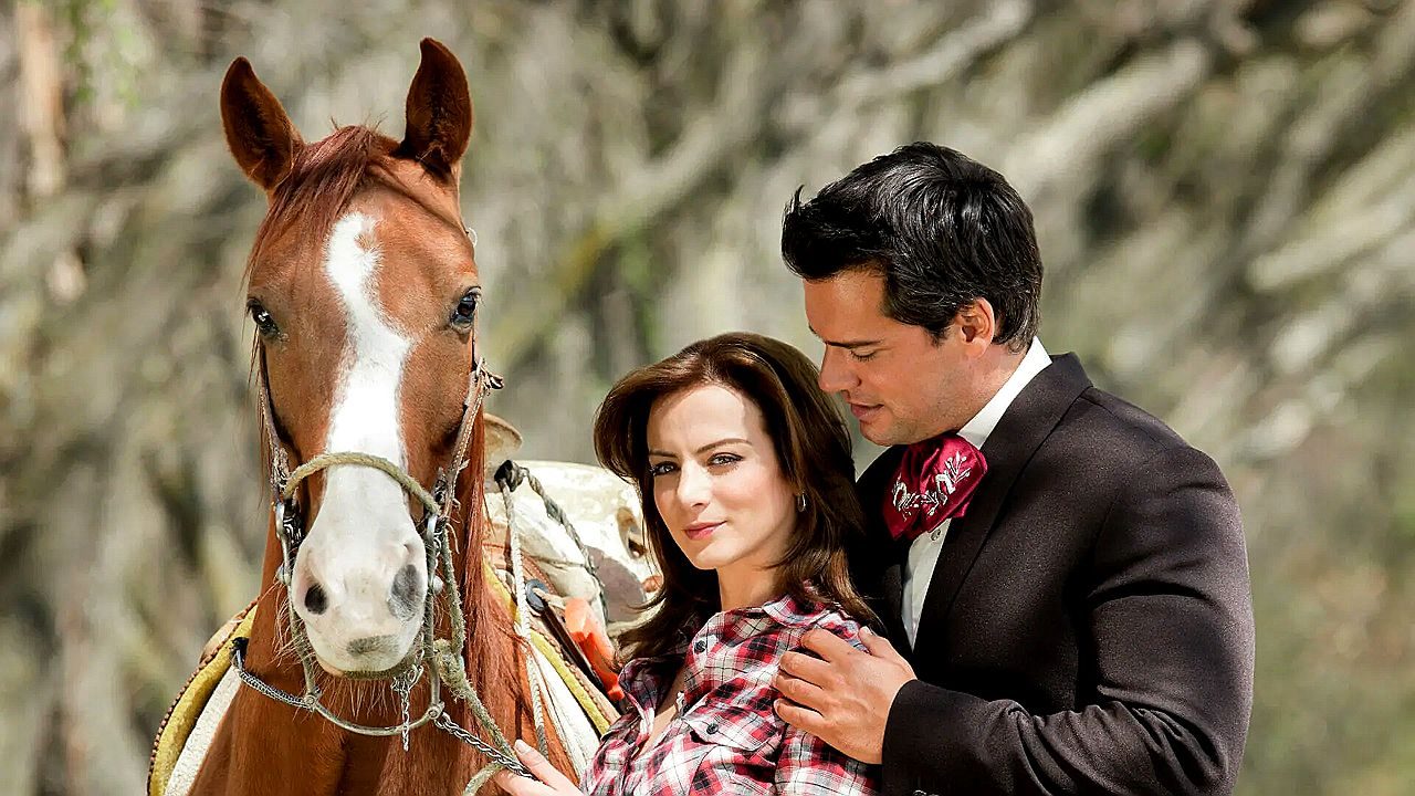 Silvia Navarro e Cristián de la Fuente ao lado de um cavalo em cena da novela Amor Valente