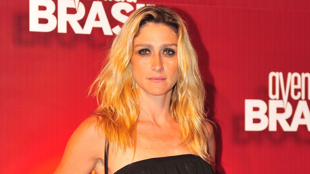 Amora Mautner em frente ao painel da novela Avenida Brasil durante evento de lançamento da trama da Globo