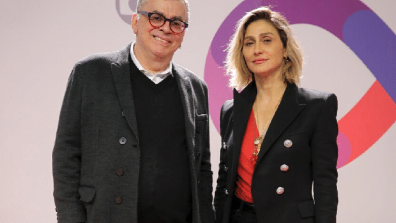 Imagem com foto de Walcyr Carrasco ao lado de Amora Mautner