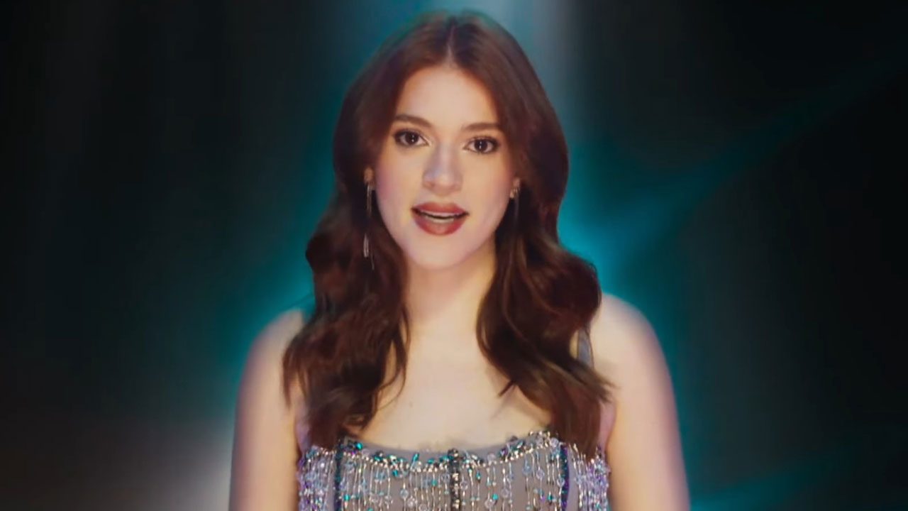 Ana Clara com vestido brilhante e cabelo solto em cenário iluminado na chamada da segunda temporada do Estrela da Casa da Globo