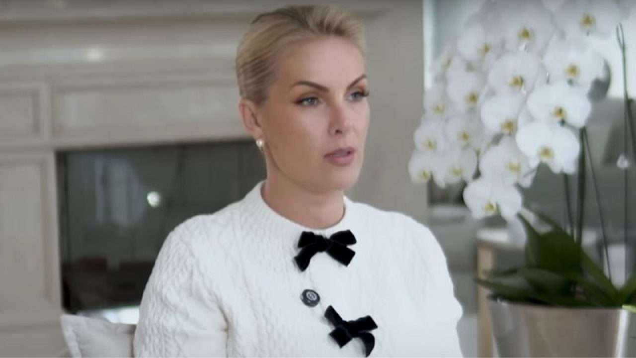 Ana Hickmann com uma blusa branca