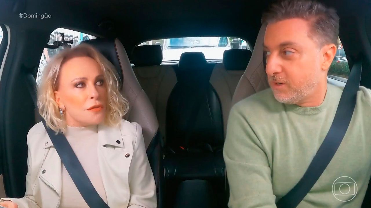 Ana Maria Braga e Luciano Huck conversam dentro de carro em quadro do Domingão com Huck na Globo
